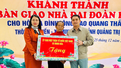 Inauguration et remise des maisons solidaires dans la commune de Minh Hoa.