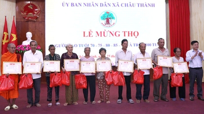 Komune Chau Thanh meraikan hari lahir 855 orang warga emas.