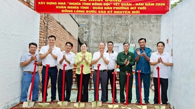 Wad Thoi saya memulakan pembinaan 2 buah rumah yang dibina dengan semangat setiakawan antara rakan-rakan askar.