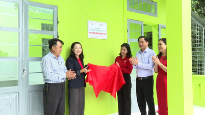 Menyerahkan kantin sekolah kepada Tadika Huong Hiep.