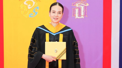 Mevrouw Pang ontvangt eredoctoraat te midden van controverse rondom het Thaise voetbal.