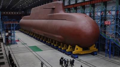 Kim Jong Un vizitează un centru de construcție a submarinelor nucleare și supraveghează lansarea de rachete cu rază lungă de acțiune.