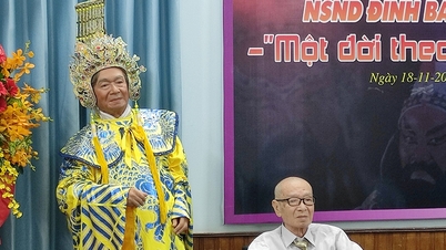 វិចិត្រករប្រជាជន ឌិញបាងភី បានឧទ្ទិសជីវិតរបស់លោកដល់ល្ខោនអូប៉េរ៉ាប្រពៃណីវៀតណាម។
