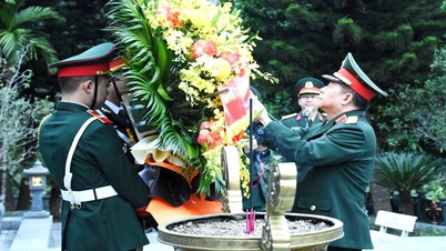 Nguyễn Trong Nghia tábornok vezette a küldöttséget, amely Thai Nguyễn történelmi helyszíneit látogatta meg.