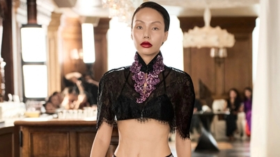 Gigi Huong Giang hace alarde de su delgada cintura y luce diferente en la pasarela de moda.