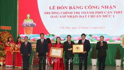 Trường Chính trị thành phố Cần Thơ đón Bằng công nhận đạt chuẩn mức 1
