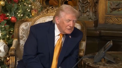 Bay Trump, Amerika Birleşik Devletleri'nin dört bir yanından çocuklardan Noel telefonları alıyor.