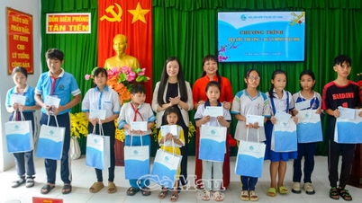De Vietnamese Vrouwenbond bracht een bezoek aan het grenswachtstation Tan Tien en overhandigde geschenken.