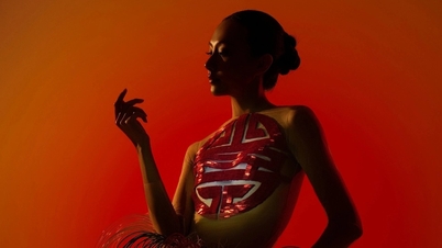 Pemenang kedua Vietnam's Next Top Model mengenakan pakaian untuk menghormati tikar Dinh Yen.