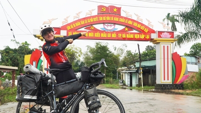 El conmovedor viaje en bicicleta de 22.000 km de Marino por el bien de "La colina flotante nunca se hunde".