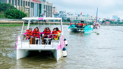 ক্যান থো নদী সংস্কৃতি উৎসবের সাথে অনেক পর্যটন পণ্য এবং পরিষেবা প্রদান করা হয়।