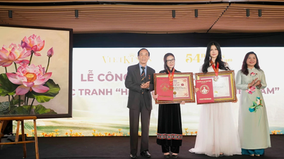 លោក Phuc Anh និងគម្រោង 'ក្រុមជនជាតិភាគតិចទាំង ៥៤ នៃប្រទេសវៀតណាម' ទទួលបានកំណត់ត្រាវៀតណាមសម្រាប់គំនូរផ្កាឈូករបស់ពួកគេ។