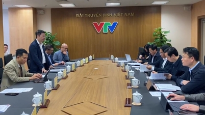 Liderii provinciali lucrează cu Televiziunea Vietnamului la programul Podul Național de Televiziune.