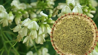 A remedy using Sophora japonica flowers to treat bleeding hemorrhoids.