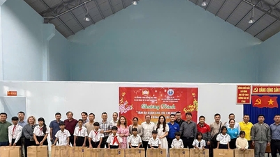 Spenden von Wohltätigkeitsgeschenken an Schüler in Bac Khanh Vinh aus dem PPA Brothers Pickleball-Turnier.