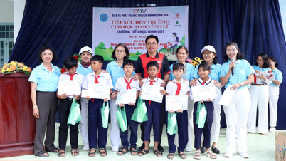 Akhbar dan Radio serta Televisyen Wilayah Khanh Hoa telah bekerjasama untuk mendermakan hadiah kepada pelajar-pelajar Sekolah Rendah Ninh Quy.