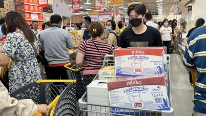 В гипермаркете Emart Sala толпы людей толкаются, чтобы купить товары.