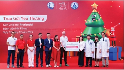 Prudential spendet 2.600 Weihnachtsgeschenke und verbreitet so Liebe unter kranken Kindern.