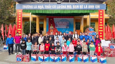 Hong Thai beldesindeki öğrencilere 450 hediye bağışlandı.