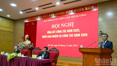 [Photo] Tran Cam Tu, membre permanent du Secrétariat du Comité central, assiste à la conférence résumant les travaux du Département des politiques et de la stratégie du Comité central en 2025.
