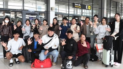 Studenten und junge Menschen aus ethnischen Minderheitengruppen treffen in Hanoi ein, um sich auf die Auszeichnungszeremonie vorzubereiten.