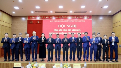 Fotoğraf: Merkez Komite Sekreterliği Daimi Üyesi Yoldaş Tran Cam Tu, Merkez Komite Politika ve Strateji Dairesi'nin 2026 Görevlerinin Uygulanması Konferansı'na katılıyor.