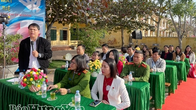 Casi 700 empleados, profesores y estudiantes de la Escuela Secundaria Viet Thuan participaron en el programa de prevención de secuestros en línea.