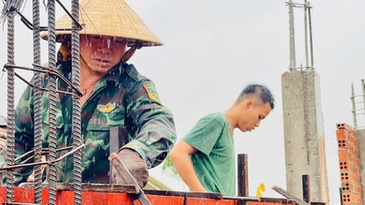 ทหารประจำรถถังฝ่าฟันทั้งแดดและฝนเพื่อสร้างบ้านเรือนขึ้นใหม่ในพื้นที่ประสบอุทกภัยของจังหวัดฮวาธิญ