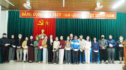Representanter fra det provinsielle folkerådet overrakte 50 gavepakker til vanskeligstilte familier i kommunene Cam Lo og Hieu Giang.