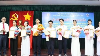 Remise de prix pour deux concours en ligne portant sur la compréhension des lois protégeant les droits des enfants et les obligations fiscales.