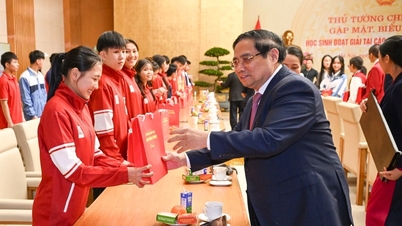 นายกรัฐมนตรีได้พบปะและชื่นชมเหล่านักเรียนที่ได้รับรางวัลจากการแข่งขันระดับนานาชาติ