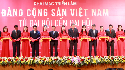 Fotoğraf: Genel Sekreter To Lam, "Vietnam Komünist Partisi - Kongreden Kongreye" sergisinin açılışına katılıyor.