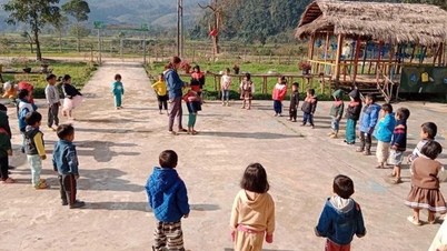 Students in border communes receive support of 450,000 VND and 8kg of rice each month.