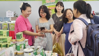 Vietnam mindhárom régiójából több száz különlegességet gyűjtenek össze Ho Si Minh-városban, hogy az emberek korán bevásárolhassanak a Tet (holdújév) alkalmából.