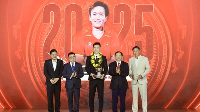 Hoang Duc scores a hat-trick of Vietnamese Golden Ball awards, Bich Thuy is moved to tears upon receiving special honor.