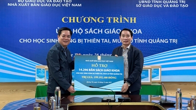 บริจาคตำราเรียนให้แก่นักเรียนในพื้นที่ประสบอุทกภัยในจังหวัดกวางตรี