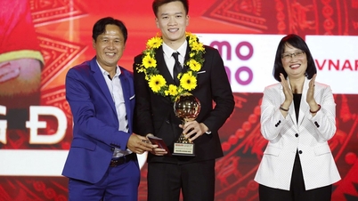 Hoang Duc اور Bich Thuy نے 2025 کا ویتنامی گولڈن بال ایوارڈ جیتا۔