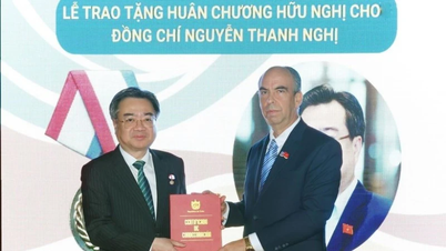 Kubánský řád přátelství oceňuje přínos Nguyen Thanh Nghi, vedoucího oddělení politiky a strategie ústředního výboru.