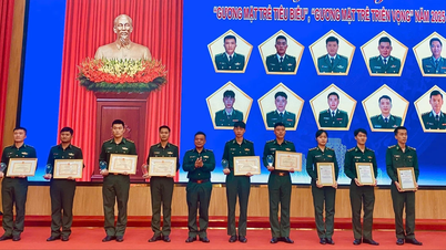 Gia Lai Provincial Border Guard Command commends outstanding young people.