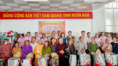 Xã Mỹ Phước trao 400 phần quà hỗ trợ người dân bị ảnh hưởng triều cường