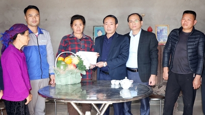 O Fundo Provincial de Proteção à Criança de Bac Ninh oferece apoio financeiro às famílias de crianças que se afogaram.