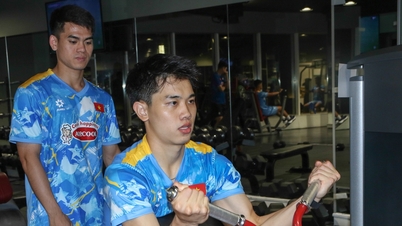 ดิงห์ บัค ฝึกซ้อมอย่างหนักด้วยการยกน้ำหนักและปั่นจักรยานก่อนการแข่งขันชิงแชมป์เอเชียรุ่นอายุไม่เกิน 23 ปี