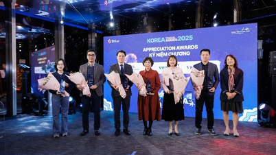 Pariwisata Korea Selatan memberikan penghargaan kepada mitra pariwisata Vietnam yang berprestasi.