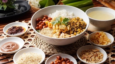 Clam rice - the essence of Hue cuisine.