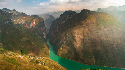 The Echo of the Ma Pi Leng Stone Plateau