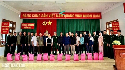 Le poste de garde-frontière de Xuan Hoa renforce ses liens avec les chefs de village et les secrétaires des sections du Parti dans les zones côtières.
