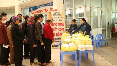 Lan tỏa yêu thương từ những suất cơm nghĩa tình