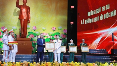 Lam főtitkár a Népi Fegyveres Erők Hőse címet adományozta a kollektíváknak.