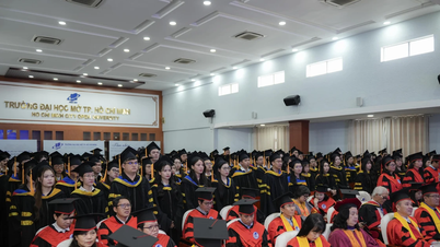 Nowi absolwenci studiów magisterskich i doktoranckich Ho Chi Minh City Open University dołączają do elitarnego grona pracowników.