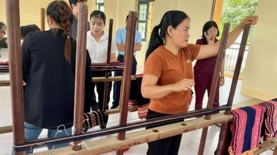 Phụ nữ xã Ea Súp gìn giữ nghề dệt thổ cẩm